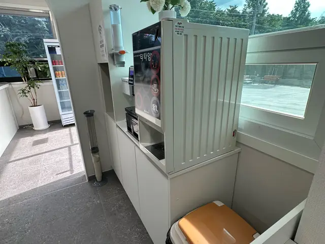 범서자동차종합검사소 고객 대기실 — 무료 음료 자판기와 정수기 (방문자 리뷰 사진)